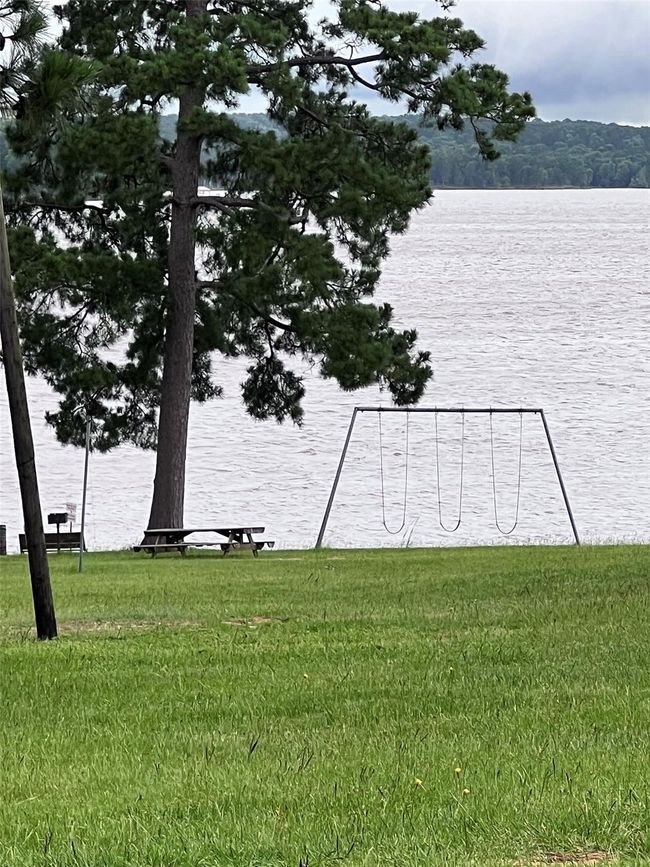 Right on Lake Livingston' north side where the fishing is great!! | Image 17