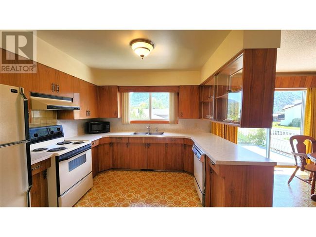 3900 Woodland Dr, House other with 3 bedrooms, 3 bathrooms and 3 parking in Trail BC | Image 9
