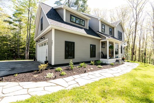 381 Middle Rd, Falmouth, ME, 04105-1250 | Card Image