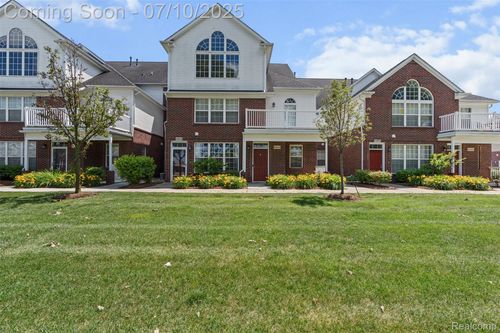 8461 Towne Center Cir N, Warren, MI, 48093-5280 | Card Image
