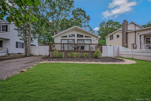 820 Bray Ave, Laurel, NY, 11948-1617 | Card Image