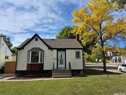 390 6th Avenue Nw, House with 2 bedrooms, 2 bathrooms and 2 parking in Swift Current SK | Card Image