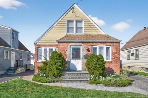 37 Manhattan Ave, Westbury, NY, 11590-4236 | Card Image