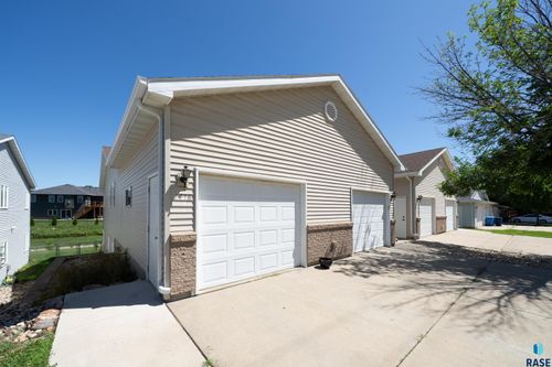 1418 E Redwood Blvd, Brandon, SD, 57005-1576 | Card Image