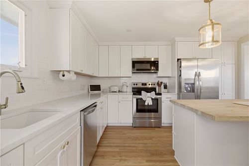 23 Birch St, Portsmouth, RI, 02871-1218 | Card Image