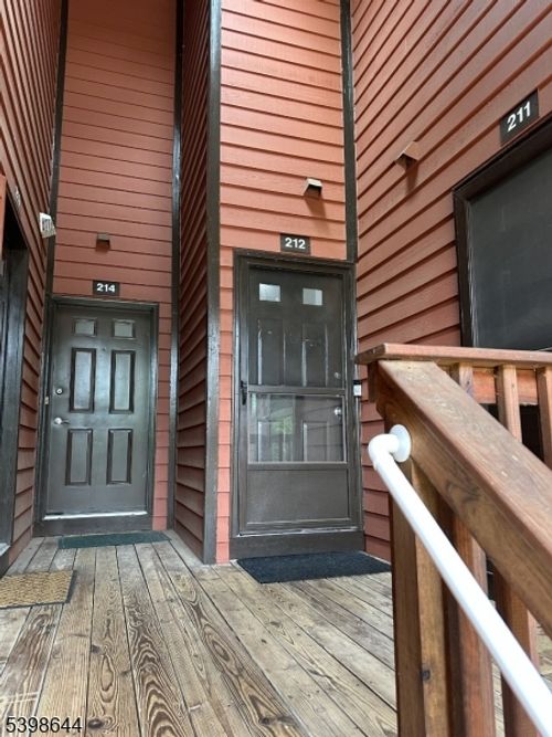 212 Village Cmns, Flemington, NJ, 08822-1733 | Card Image