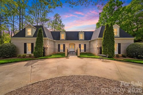 935 19th Ave Nw, Hickory, NC, 28601-1221 | Card Image