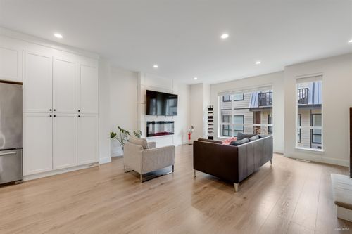 {{alt}} | Card Image