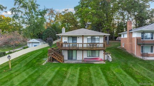 9510 Beechcrest St, White Lake, MI, 48386-3209 | Card Image