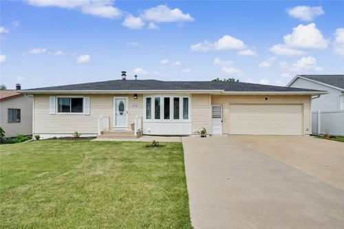 2336 31st St Sw, Cedar Rapids, IA, 52404-3225 | Card Image