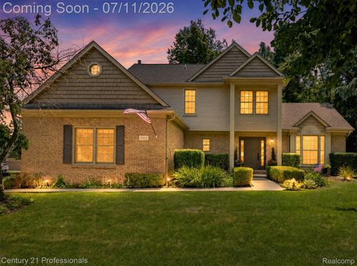 689 Woodfield Way, Rochester Hills, MI, 48307-5920 | Card Image