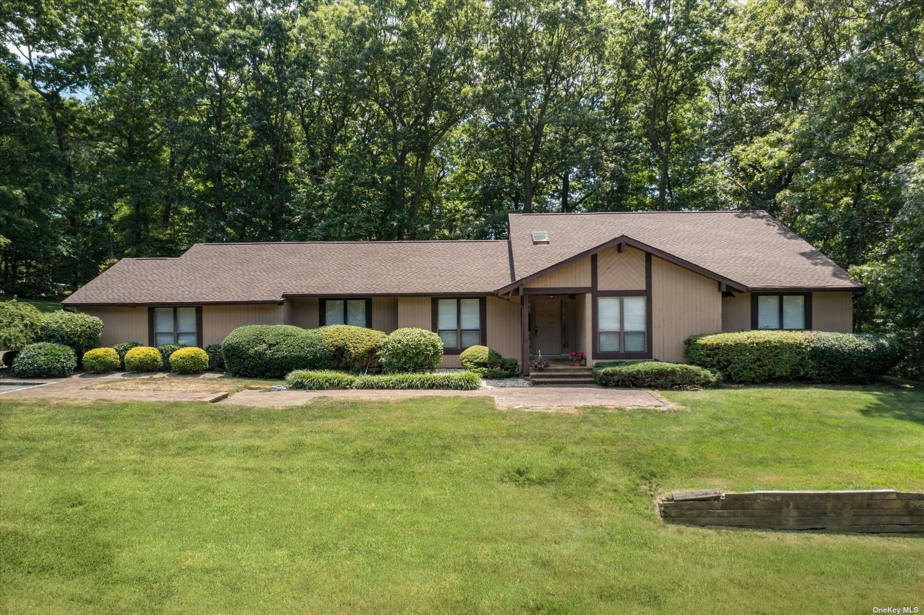 Tamara Ct, Melville, NY 11747