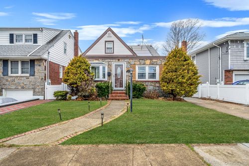 12 Edna Ct, Valley Stream, NY, 11580-3608 | Card Image