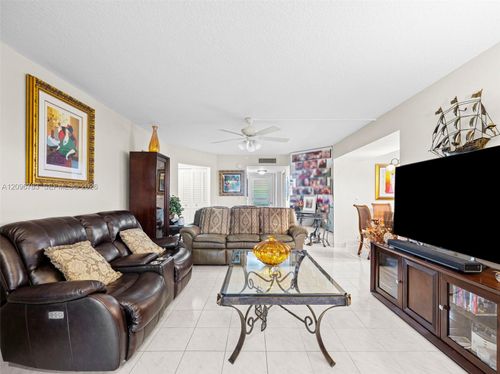 401-3661 Via Poinciana, Lake Worth, FL, 33467-2894 | Card Image