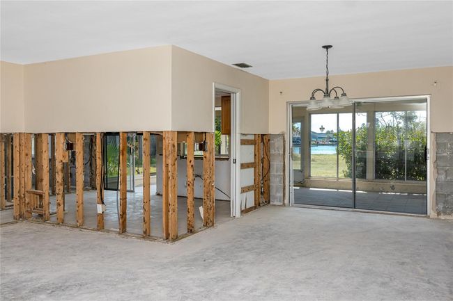 11465 7 Th St E, House other with 2 bedrooms, 2 bathrooms and null parking in Treasure Island FL | Image 16