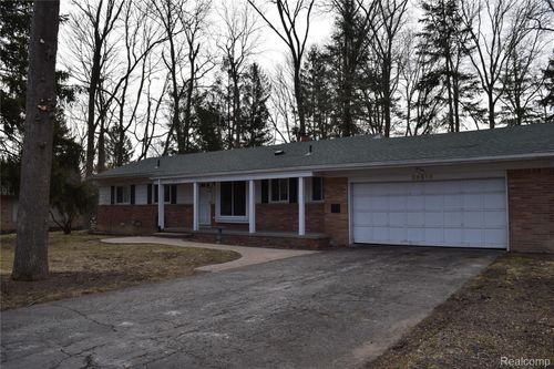 28519 Green Willow St, Farmington Hills, MI, 48331-2787 | Card Image