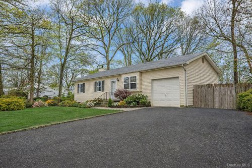 7 Poinsetta Ave, Middle Island, NY, 11953-1422 | Card Image