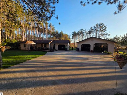 4179 Bridlewood Dr, Traverse City, MI, 49685-9618 | Card Image