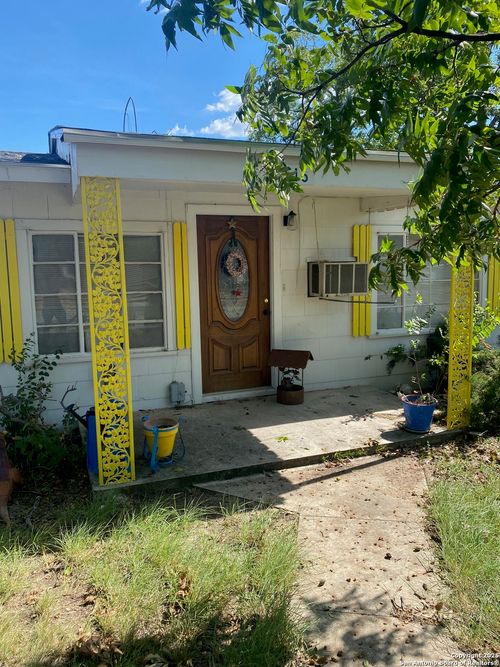516 W Dunlap Ave, Sabinal, TX, 78881 | Card Image