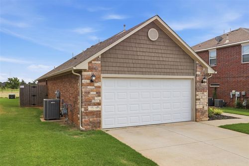 7220 Meadow Lake Drive, Yukon, OK, 73099 | Card Image