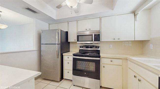 623 - 623 Park Cir, Condo with 2 bedrooms, 2 bathrooms and null parking in BRADENTON FL | Image 5