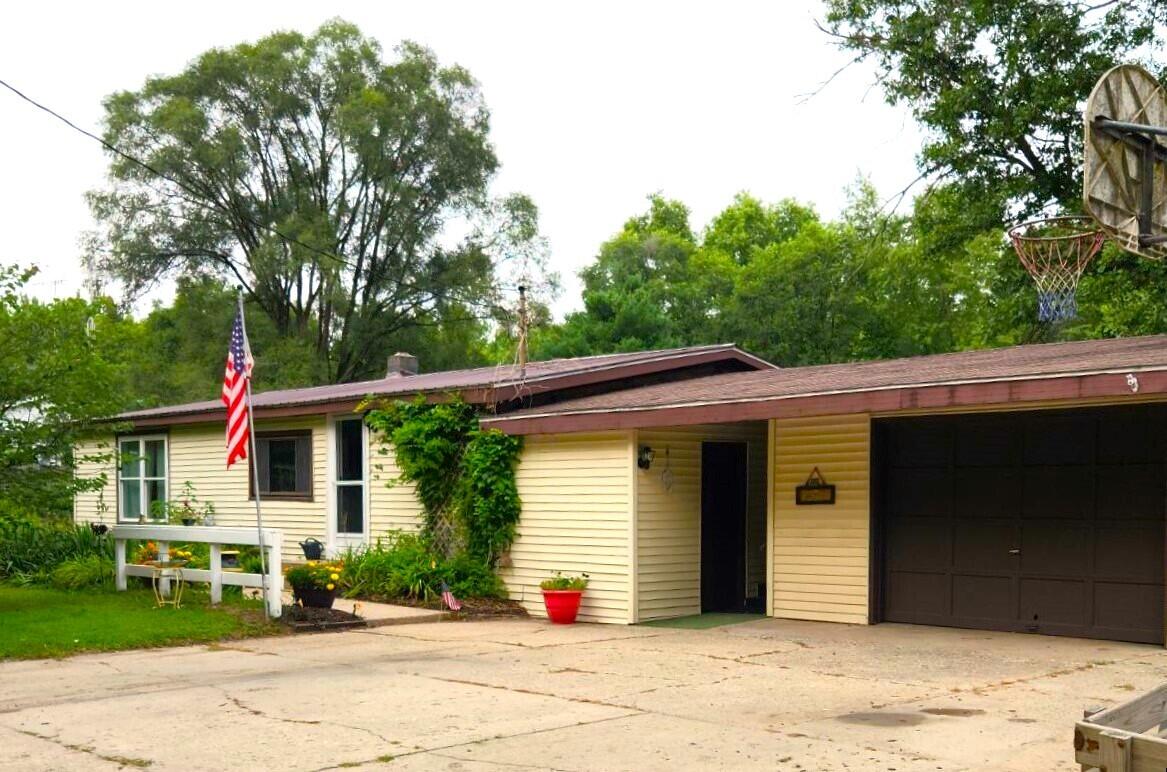 Red Pine Dr, Kent City, MI 49330