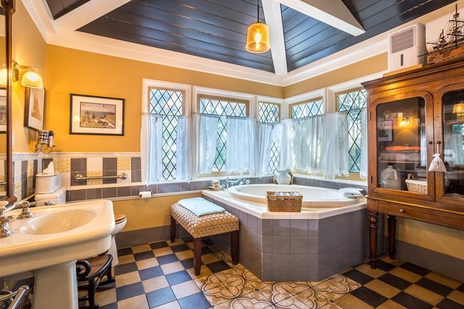 Lodge Bathroom | Image 25