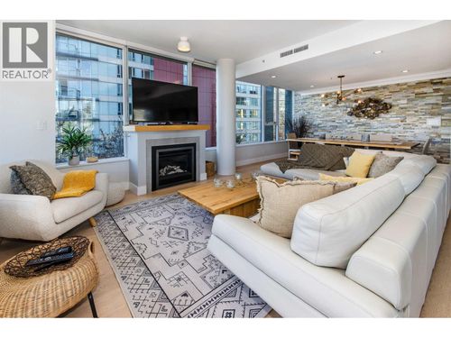 9 Smithe Mews, Vancouver, BC, V6B0B6 | Card Image