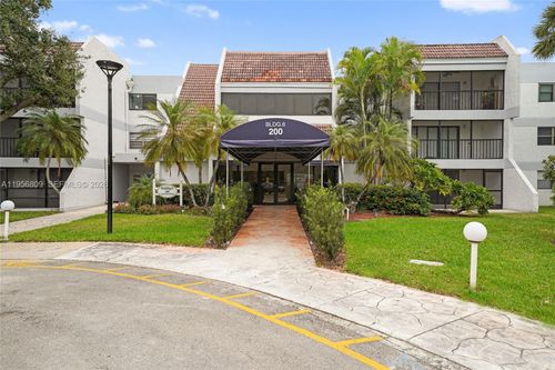 101-200 Lakeview Dr, Weston, FL, 33326-1009 | Card Image