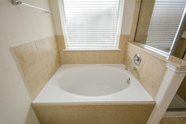 After a long day of work, relax in this roomy garden tub. | Image 19
