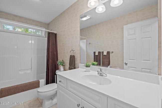 Guest bathroom. | Image 19
