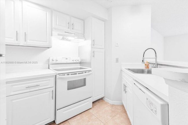 APT-713 - 3420 Pinewalk Dr N, Condo with 2 bedrooms, 1 bathrooms and null parking in Margate FL | Image 5