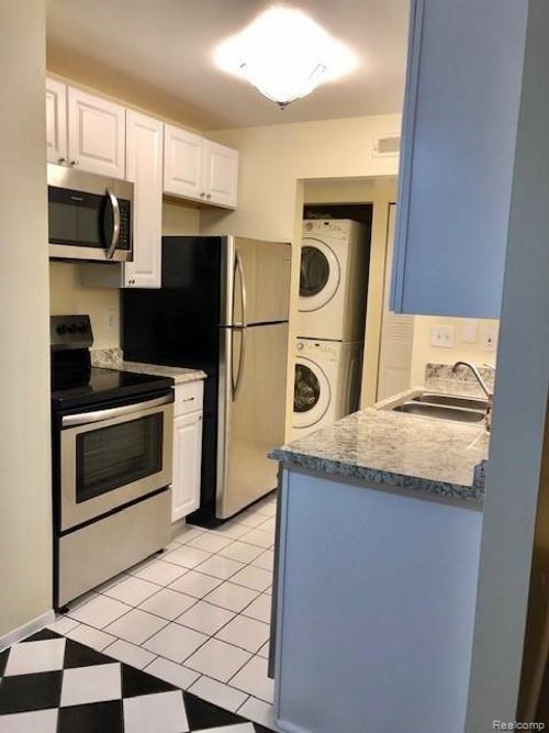 910 Chestnut Hill Dr, Auburn Hills, MI, 48326-3666 | Card Image