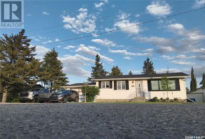 235 Patrick St, House other with 3 bedrooms, 2 bathrooms and null parking in Springside SK | Image 1