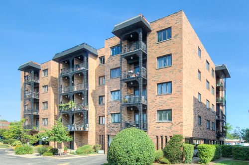 unit-304-9396 Landings Ln, Des Plaines, IL, 60016-5210 | Card Image