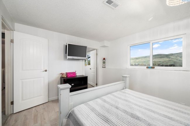 73805 N Demoss Rd, Home with 3 bedrooms, 3 bathrooms and null parking in Benton City WA | Image 43