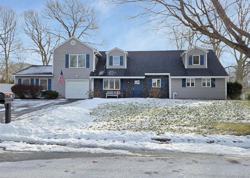 2 Franklin St, Coram, NY, 11727-1718 | Card Image