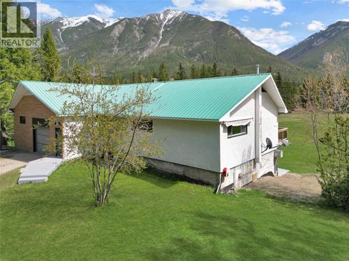 3526 Island Pond Rd, Skookumchuck, BC, V0B2E0 | Card Image