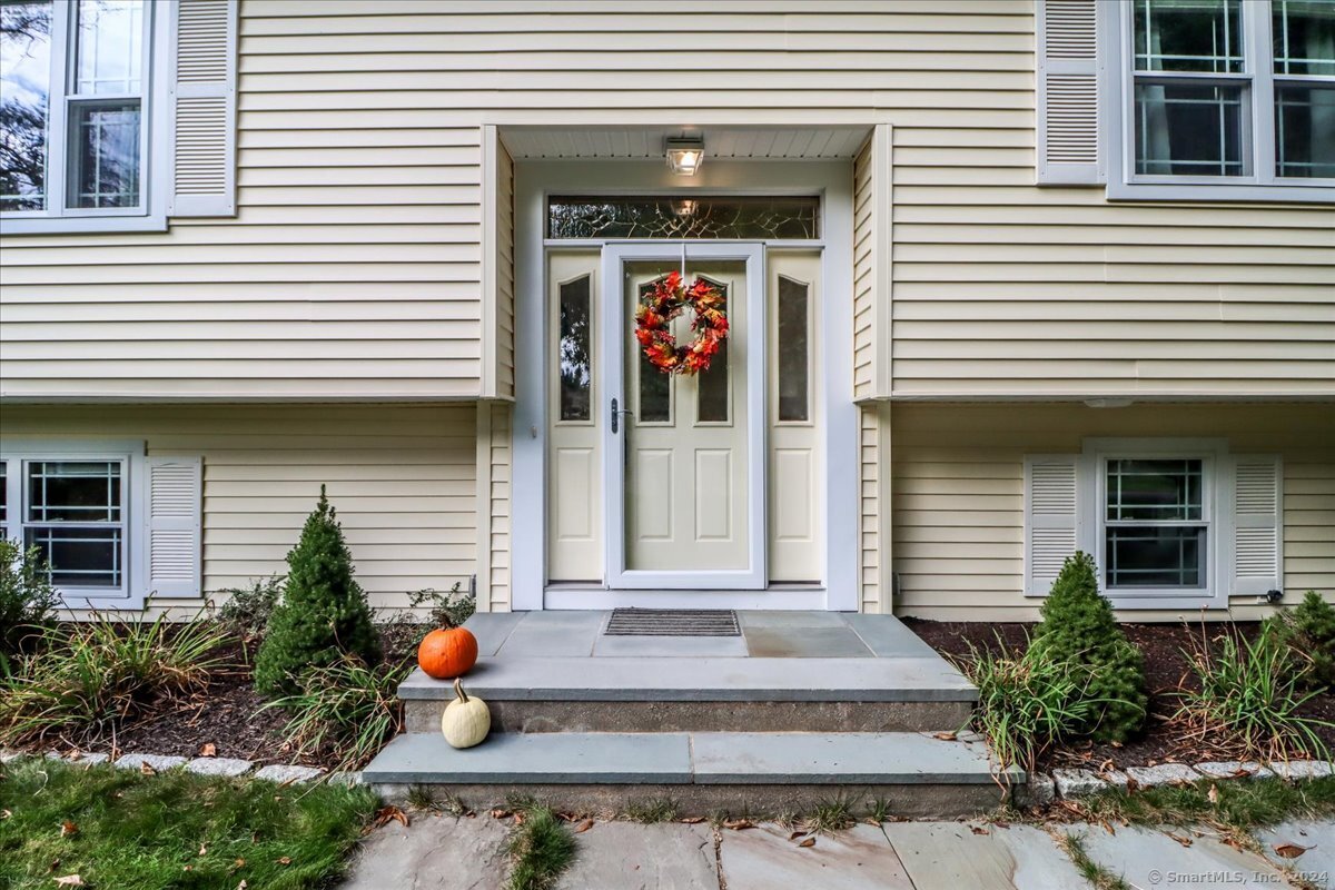 Brookwood Dr, Newtown, CT 06470