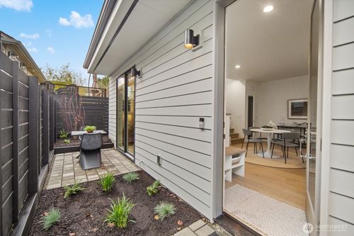 713 N 70th St, Seattle, WA, 98103-5124 | Card Image