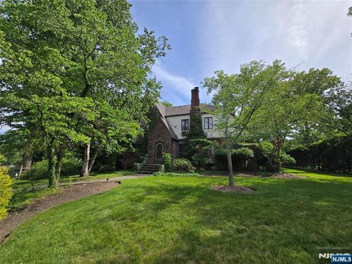 220 Manor Rd, Ridgewood, NJ, 07450-4716 | Card Image