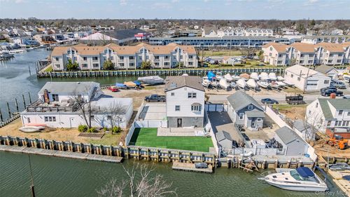 33 Dock Dr, Freeport, NY, 11520-5222 | Card Image