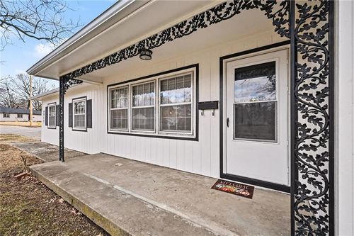 6017 N Howard Ave, Gladstone, MO, 64118-5508 | Card Image