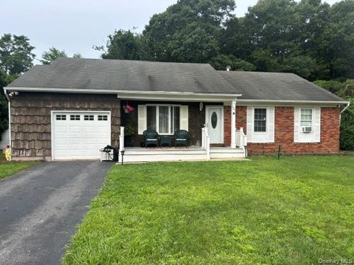 107 Constable Dr, Riverhead, NY, 11901-5216 | Card Image