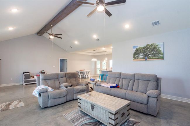202 Horse Shoe Trl, House other with 3 bedrooms, 2 bathrooms and 2 parking in Angleton TX | Image 6