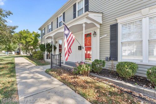 28305 Greenbriar Way, Brownstown Twp, MI, 48183-5014 | Card Image