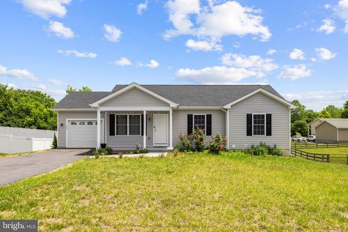 300 Hannah Ln, BUNKER HILL, WV, 25413-7705 | Card Image