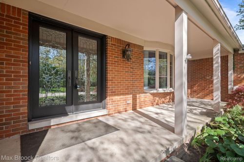 22491 N Nottingham Dr, Beverly Hills, MI, 48025-3520 | Card Image