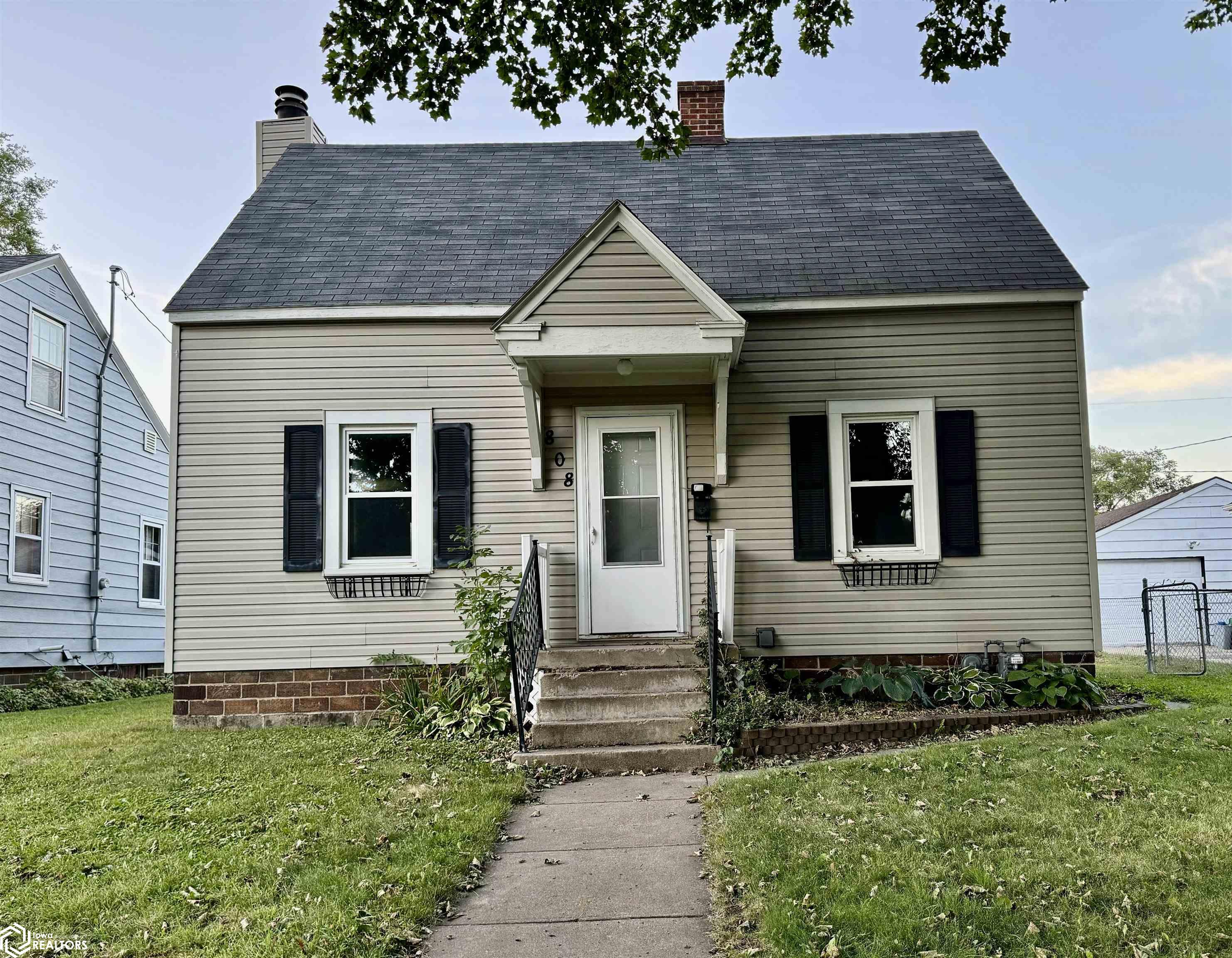 10th St, Mason City, IA 50401