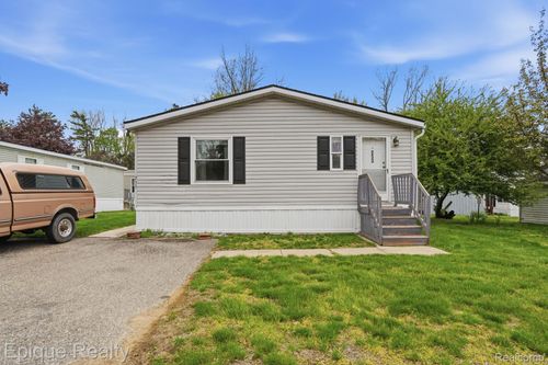 253 Parker Lake Dr, Oxford, MI, 48371-5283 | Card Image